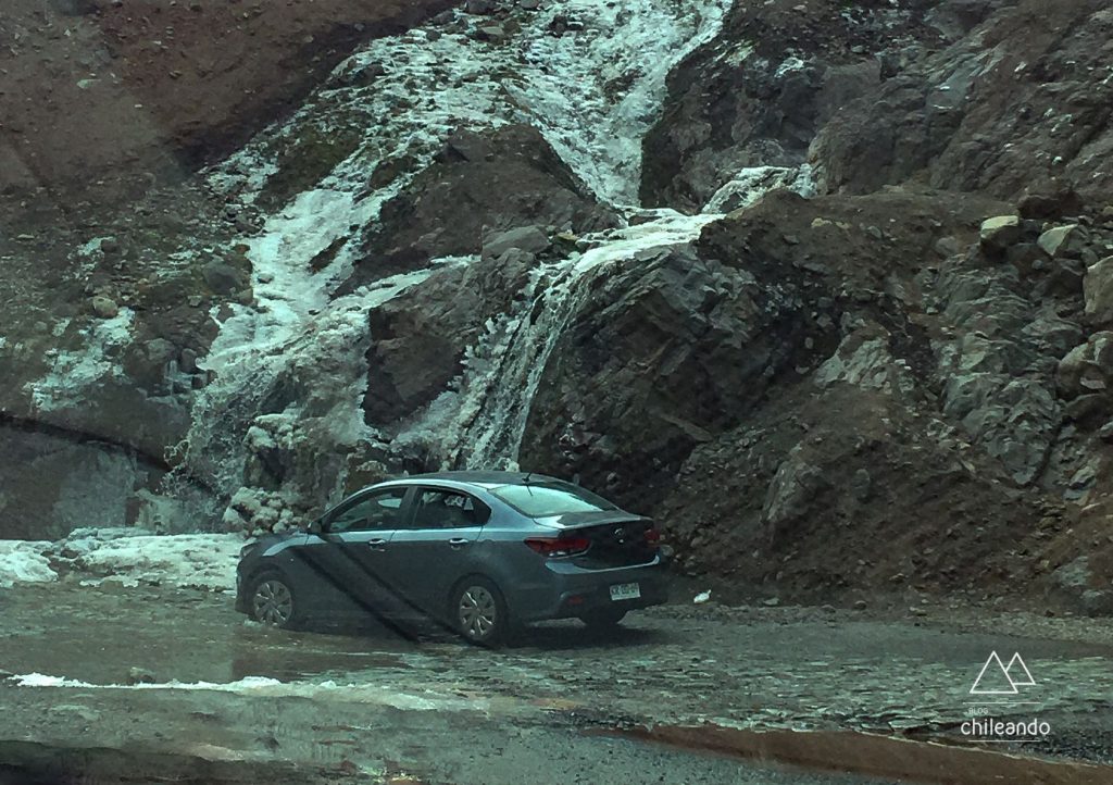 Água no trajeto ao Embalse el Yeso, durante o inverno