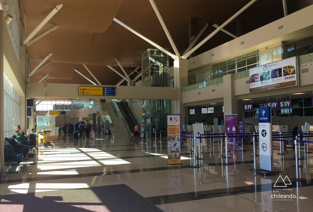 Saguão do aeroporto de Calama