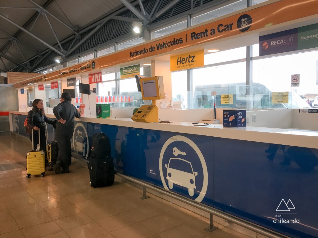 Guichê para aluguel de carros no aeroporto de Punta Arenas