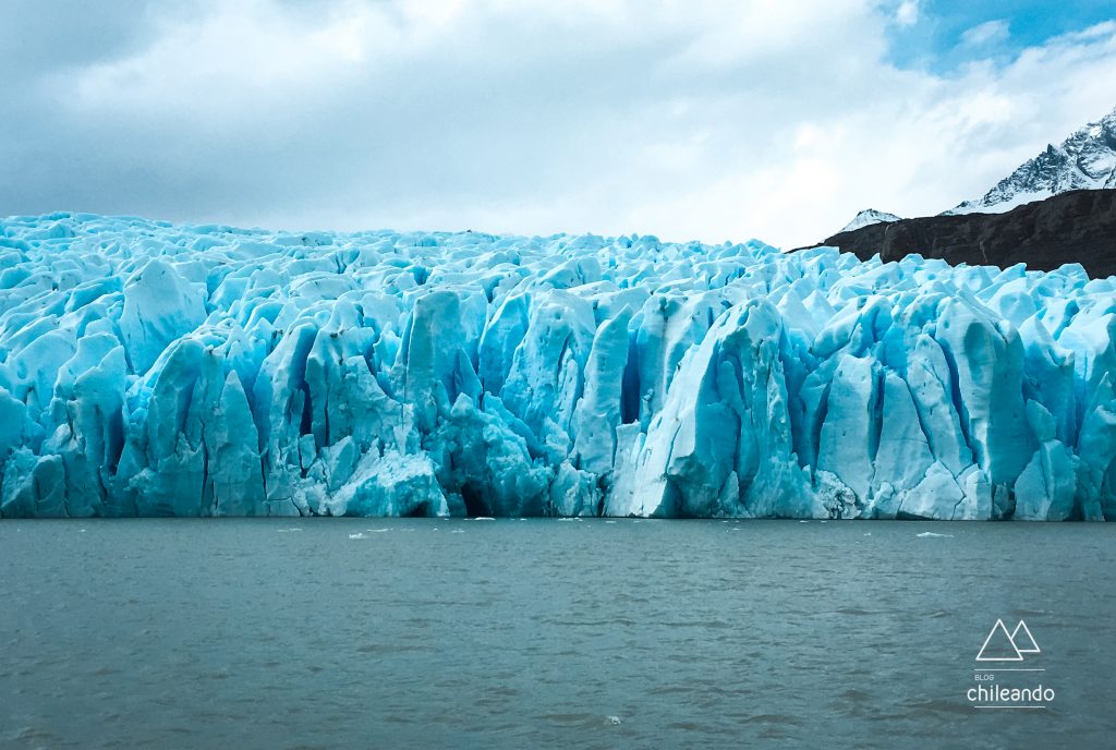 O incrível tom de azul entre as fendas da geleira