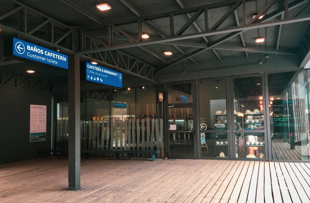 Ponto de serviços próximo à embarcação para a geleira Grey