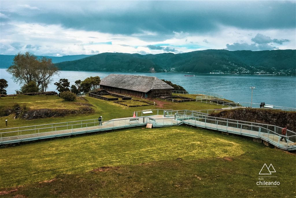 Sistema de passarelas para visitação ao forte em Niebla