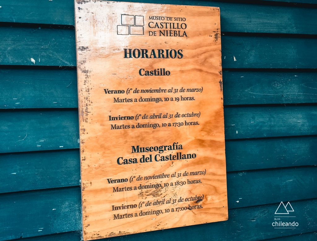 Placa informativa sobre o Museu Castillo de Niebla