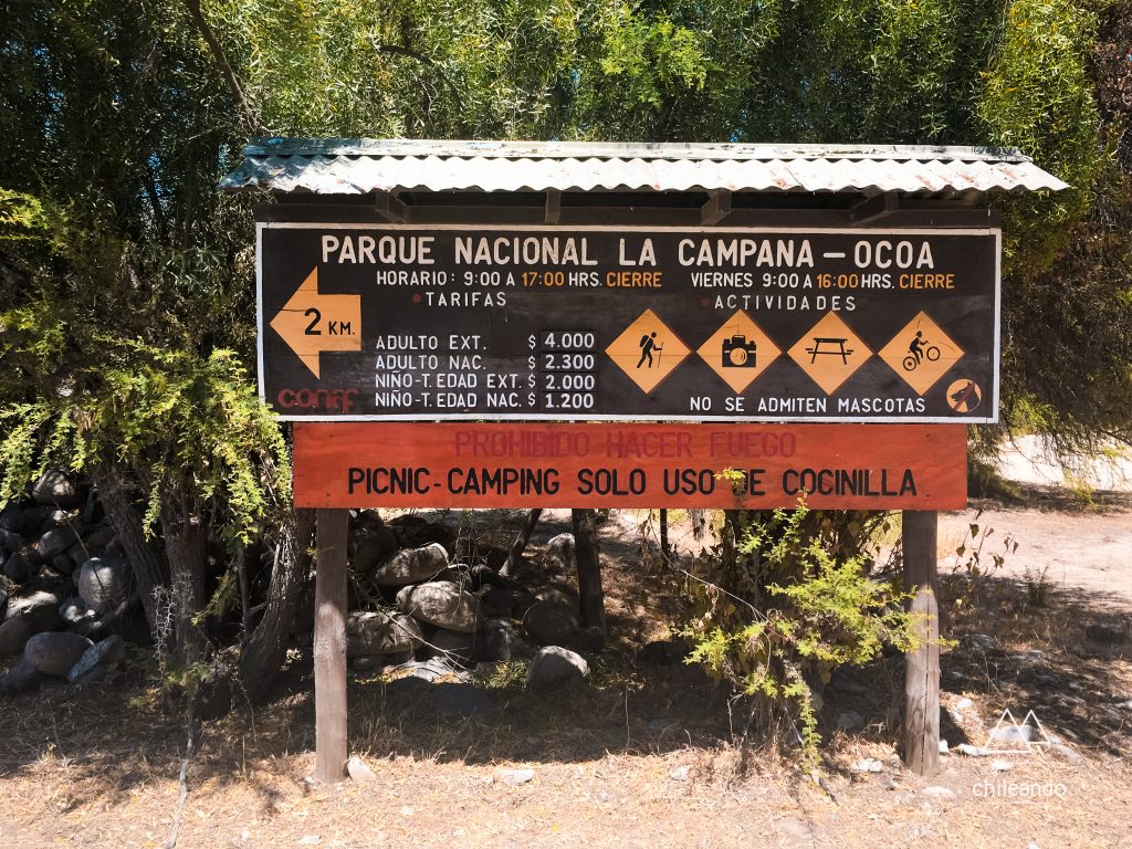 Placa informativa com horários de funcionamento e preços