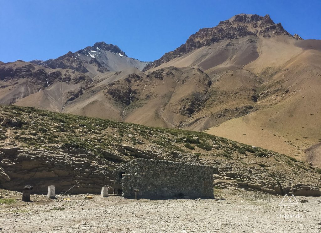 Vestiário e banheiros nas Termas del Plomo