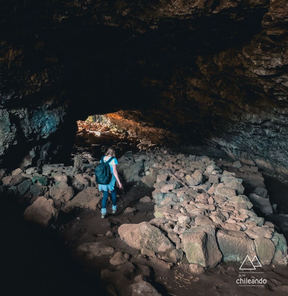 Explorando uma das cavernas de lava da ilha de páscoa