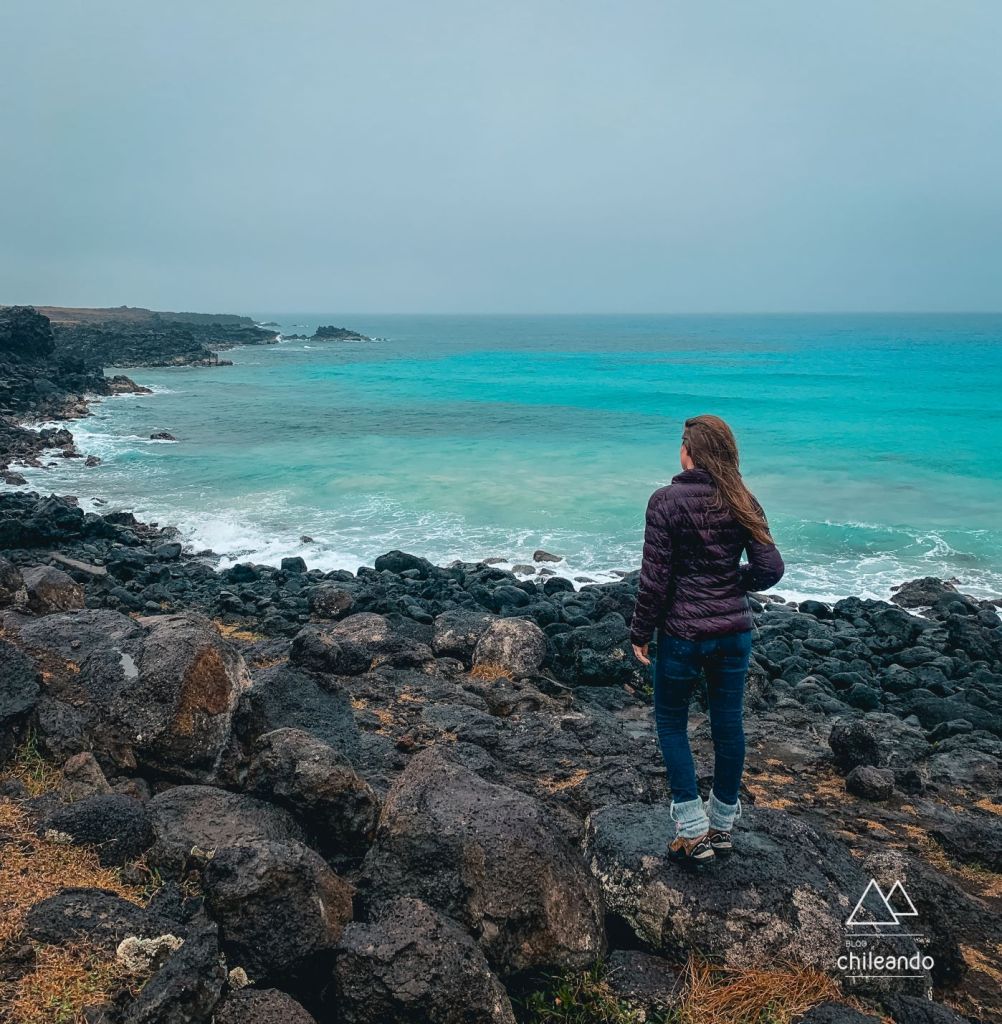 Rochas negras de origem vulcânica pela costa da Ilha de Páscoa