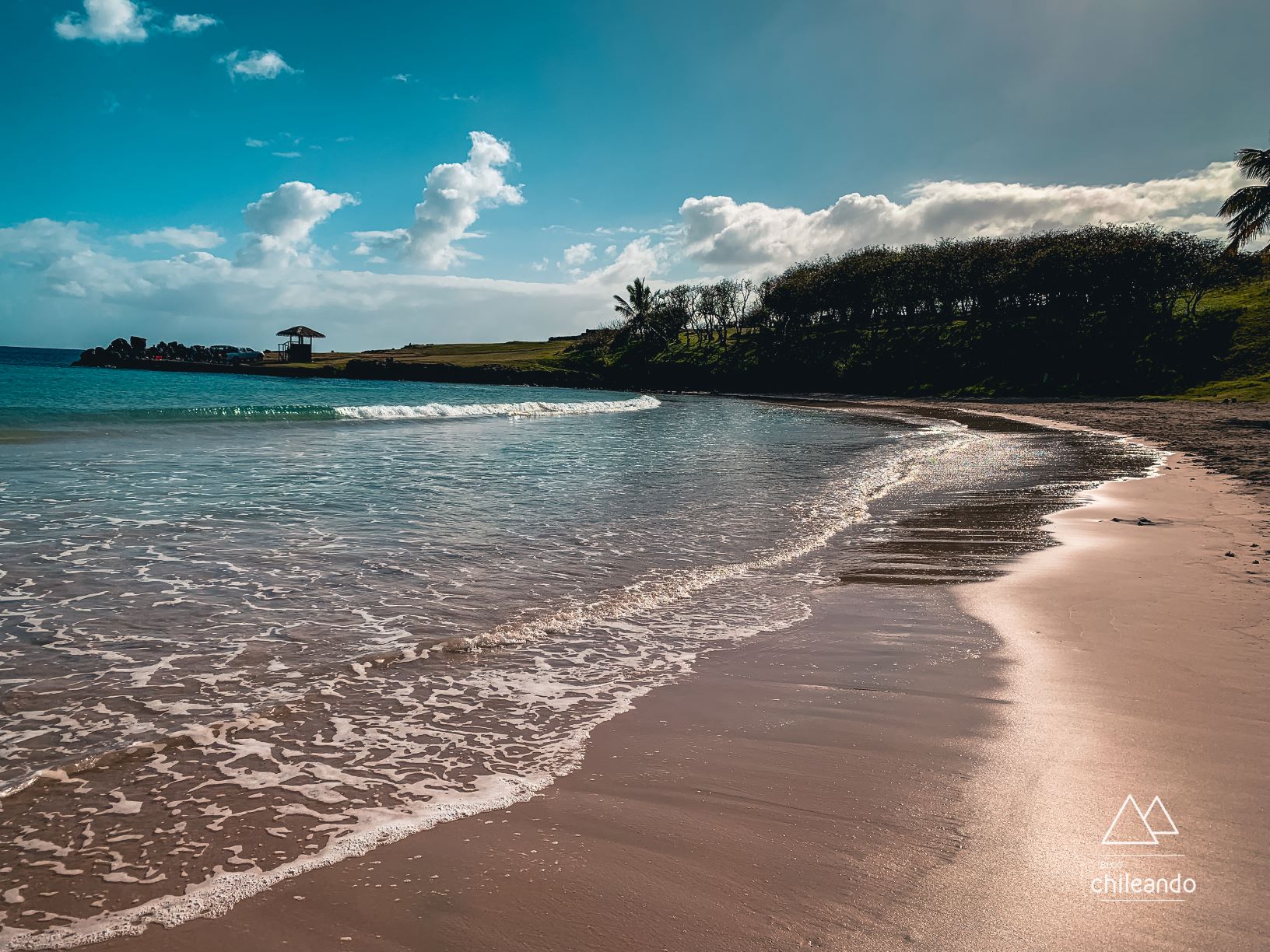 Anakena é o local da ilha onde é possível tomar banho de mar