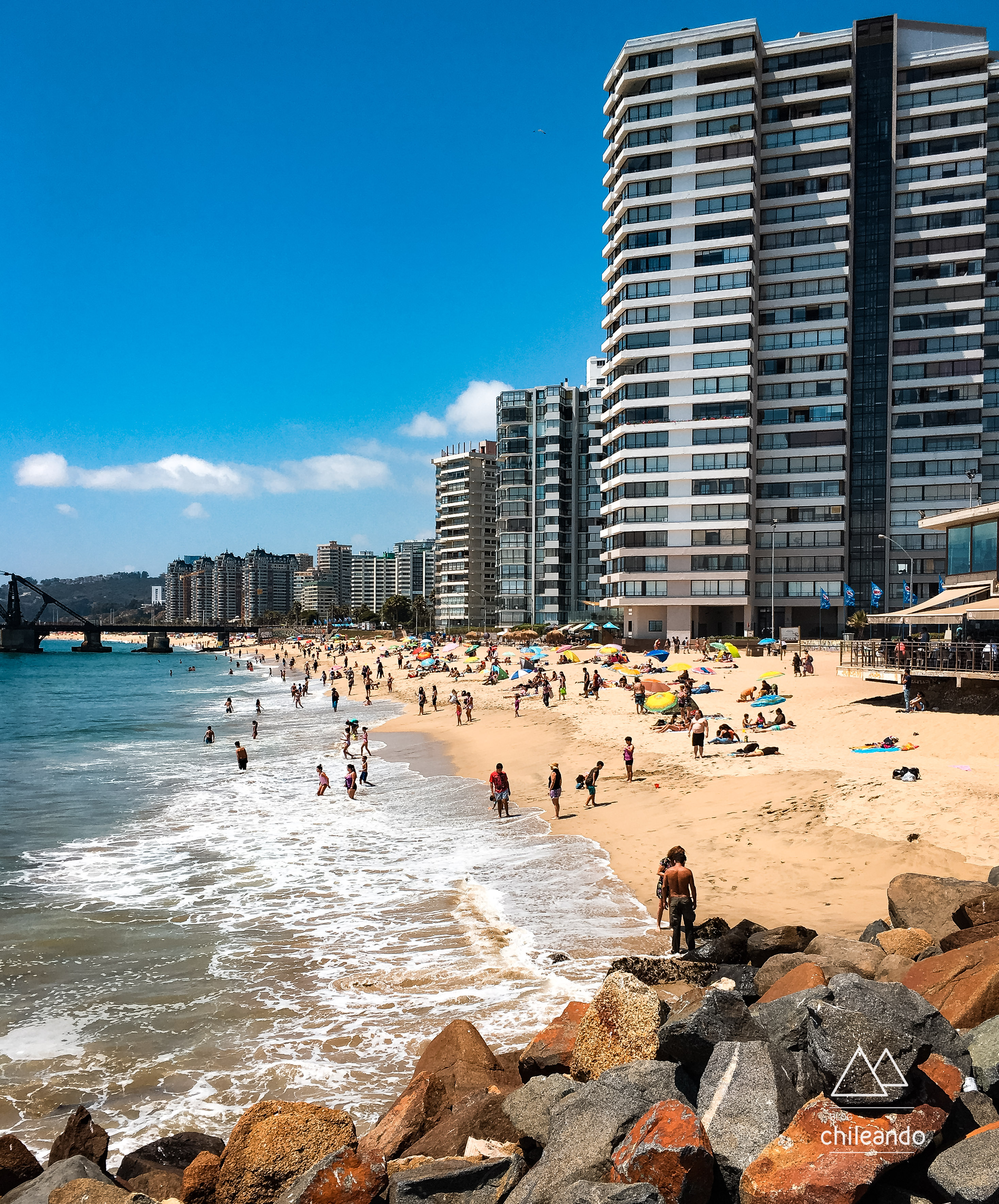 Praia de Viña del Mar em uma terça-feira de verão