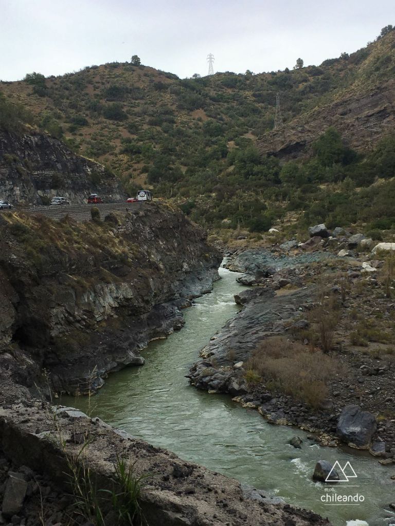 A via margeia o lindo Rio Maipo