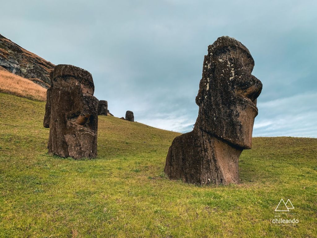 Existem diversas teorias sobre a fabricação e o transporte dos Moai