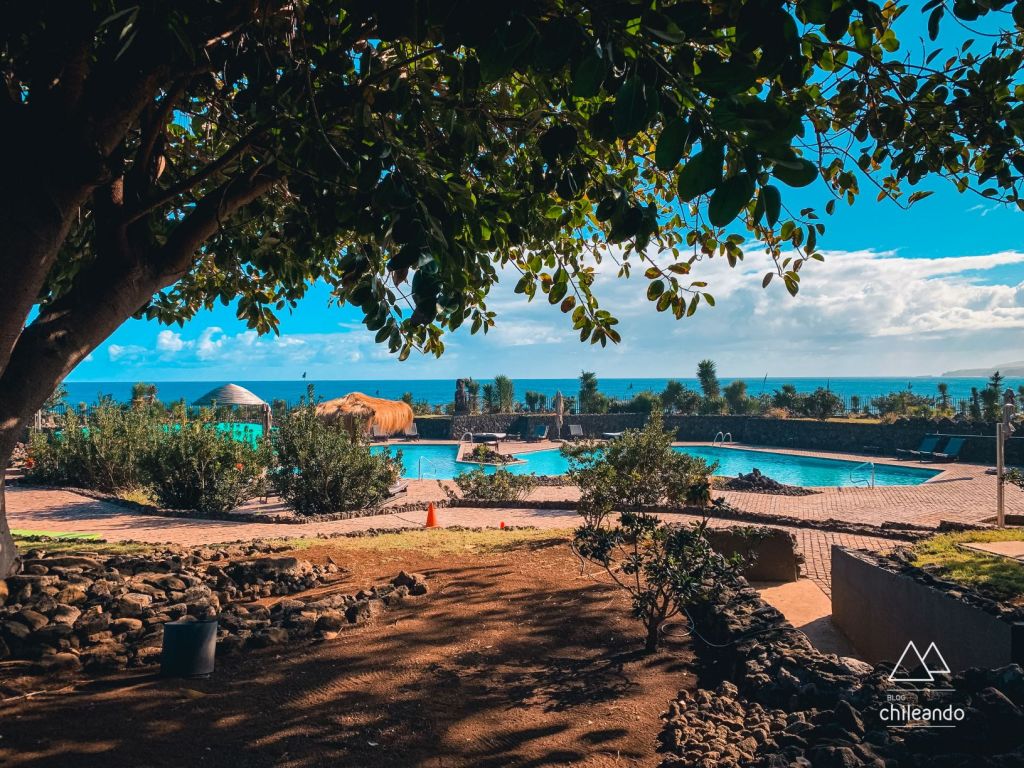 Área de piscina do hotel Hanga Roa