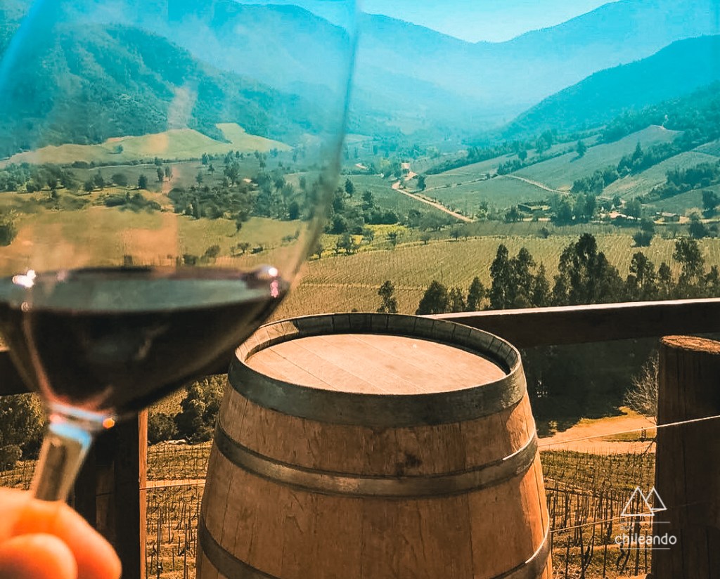Degustação da vinícola Ventisquero é feita na varanda de um mirante