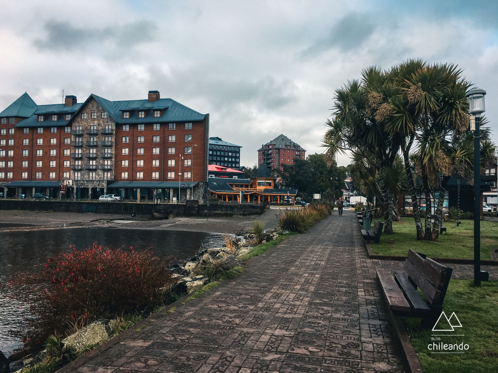 Caminhar à beira do lago é um atrativo de Puerto Varas