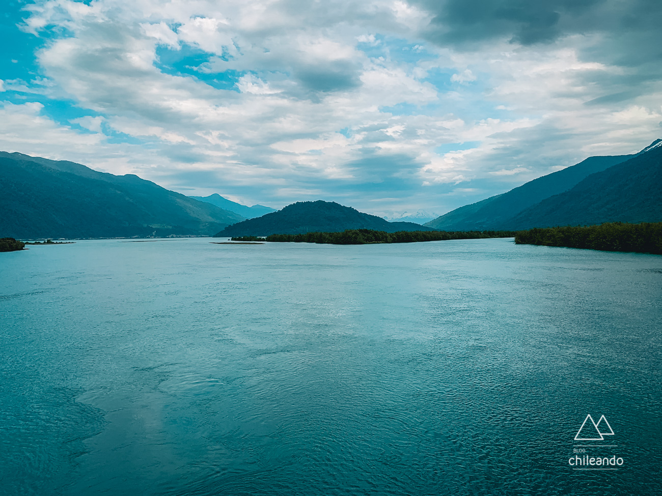 Vista para o rio Petrohué com o vulcão encoberto ao fundo