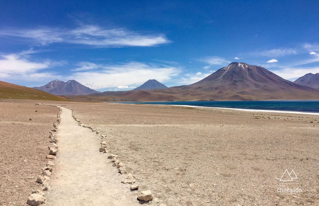 Trilha para caminhada à beira das lagoas, no Atacama