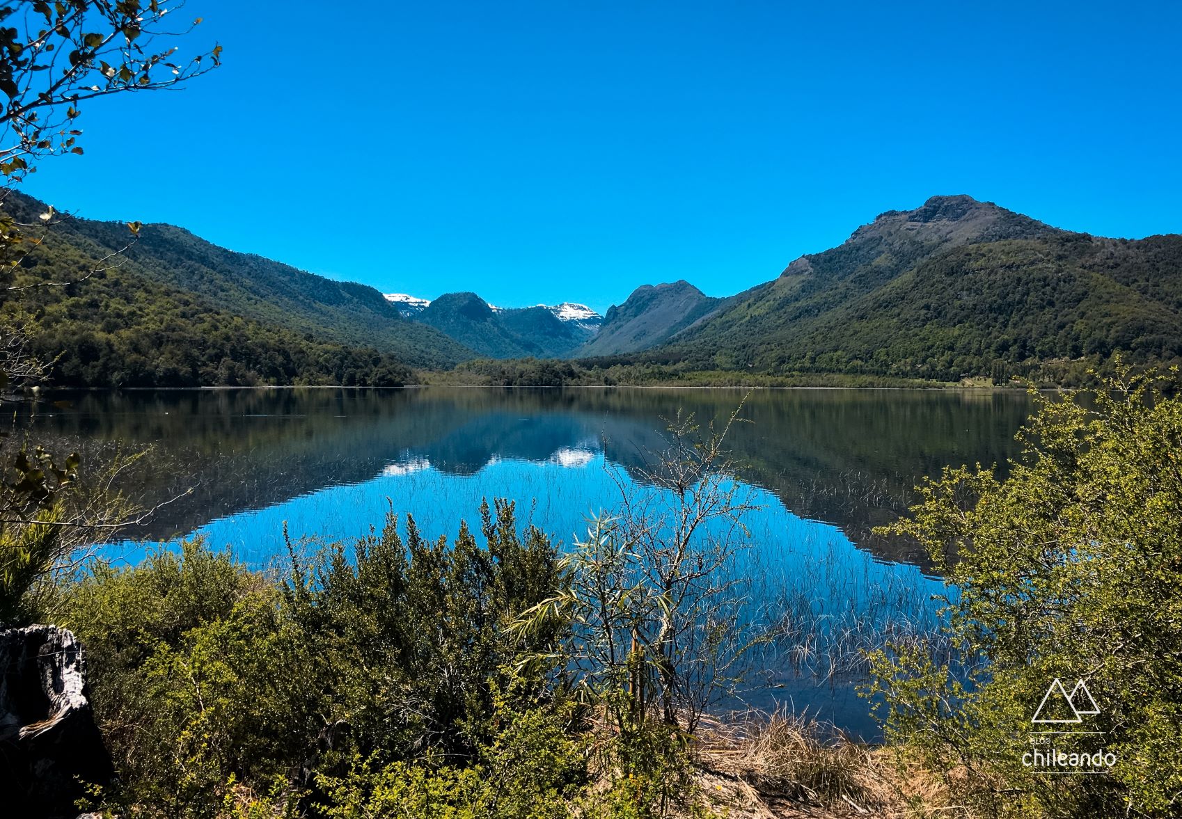 A trilha Salto Malleco circunda a lagoa, no parque Tolhuaca