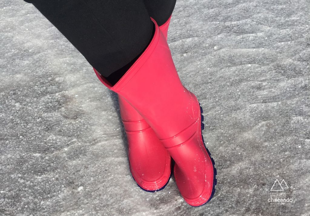 Galochas fornecidas pela agência para sapatear pelo salar