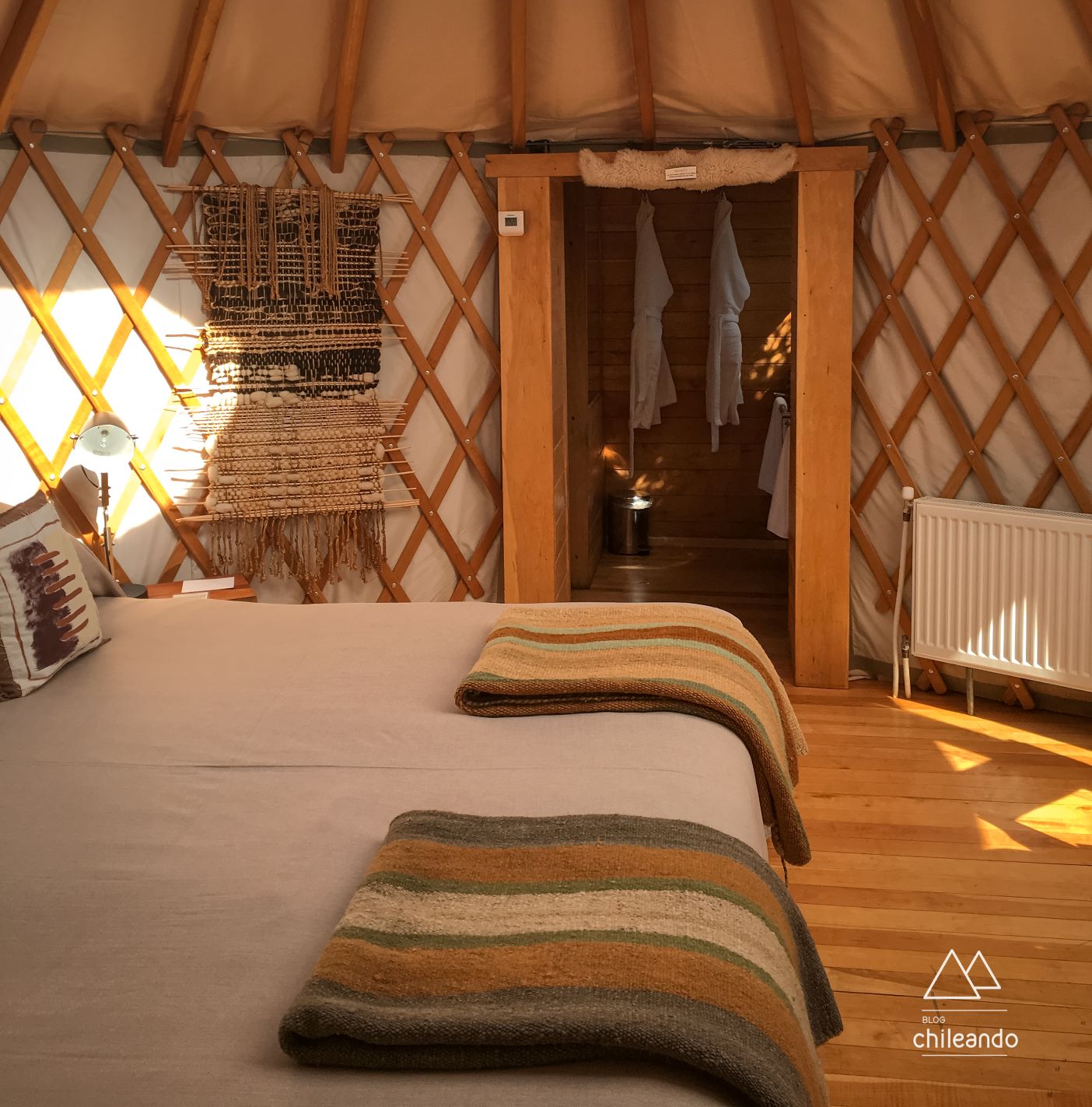 O interior aconchegante das tendas do hotel Patagônia Camp