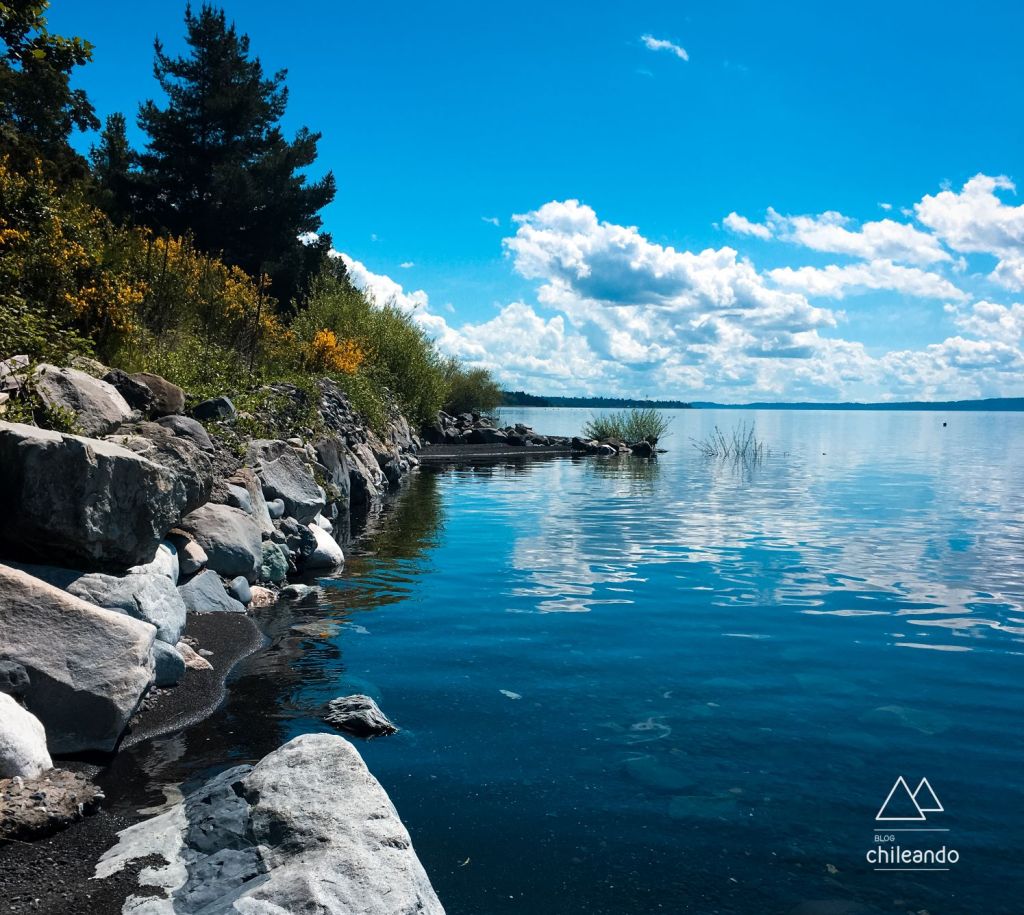 Margem do lago Villarrica se transforma em praia no verão