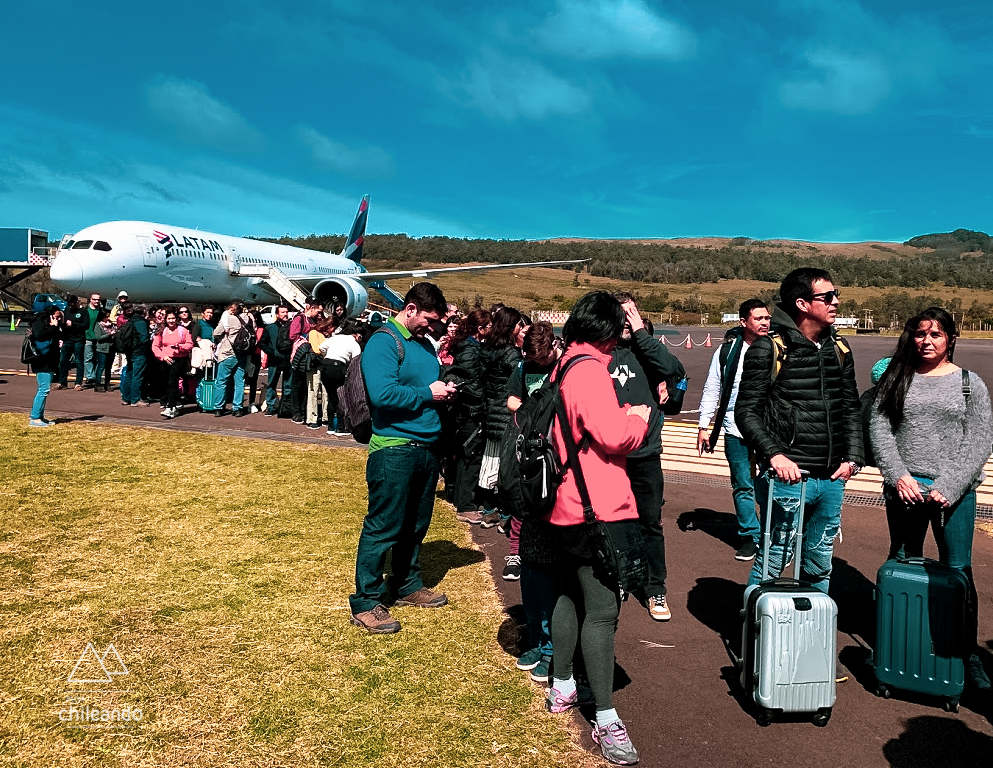 Fila de turistas aguardando na fila para comprar o ticket de ingresso ao Parque Rapa Nui