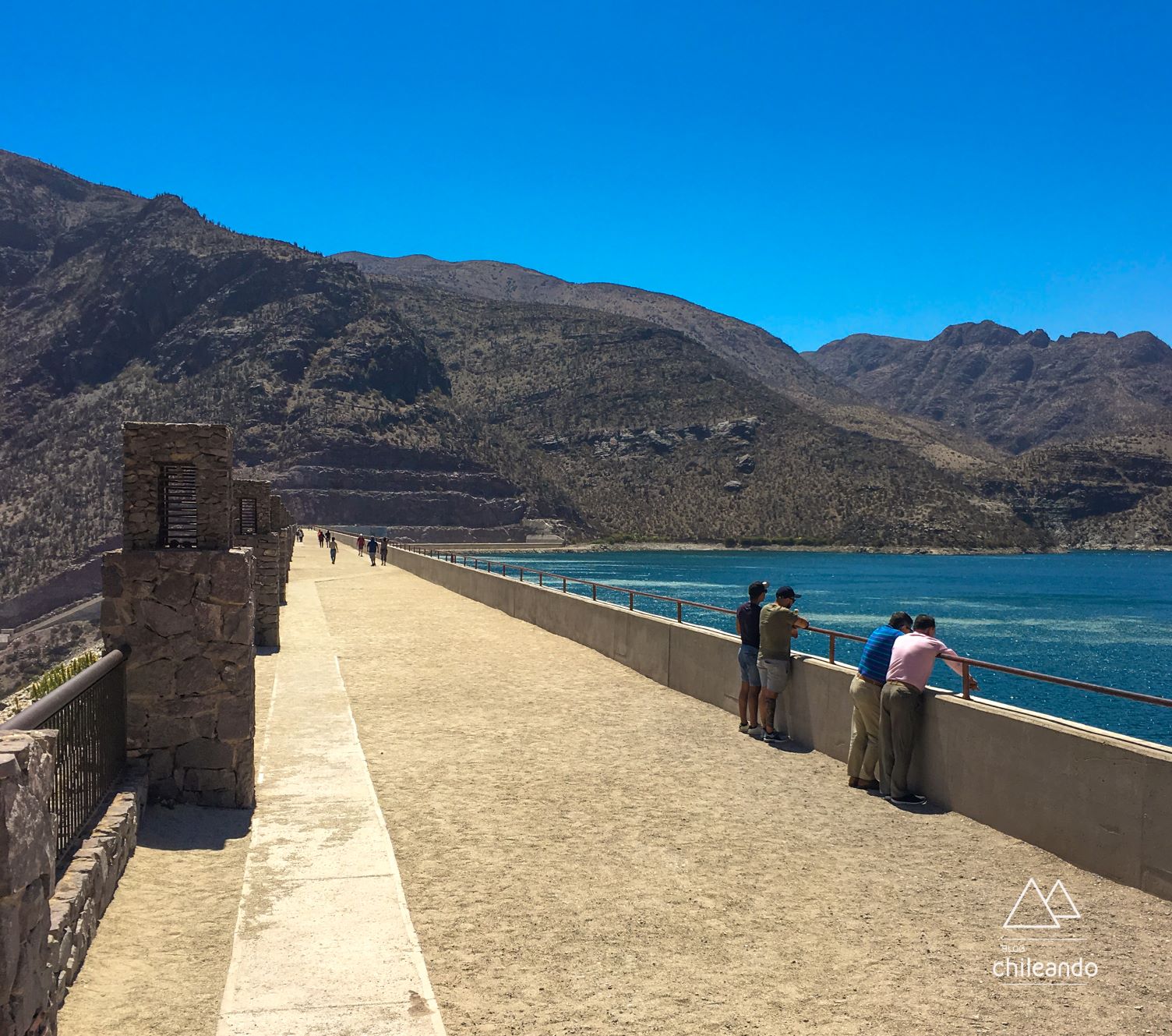 Calçadão  sobre a barragem Puclaro. De um lado vale e de outro represa