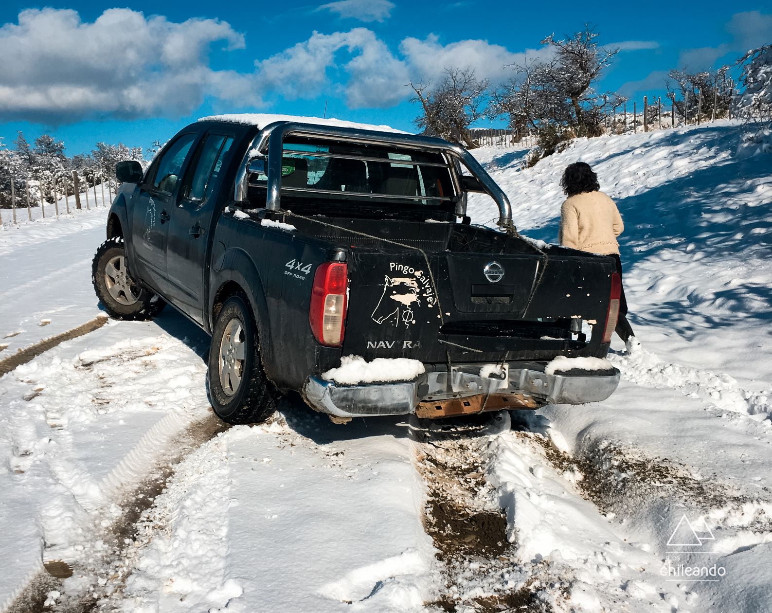 Caminhonete atolada na neve