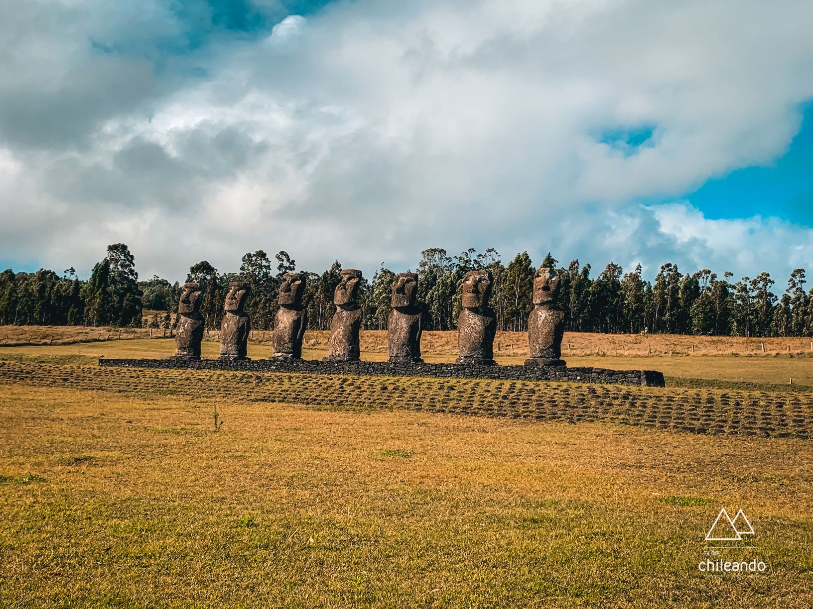 As estátuas que olham em direção à terra dos primeiros exploradores da ilha 