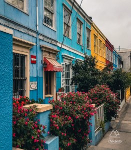 Uma das charmosas vilas coloridas de Valparaíso
