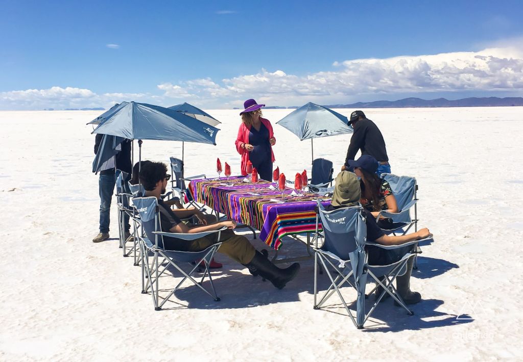 Almoçar no meio do salar de Uyuni é uma experiência única