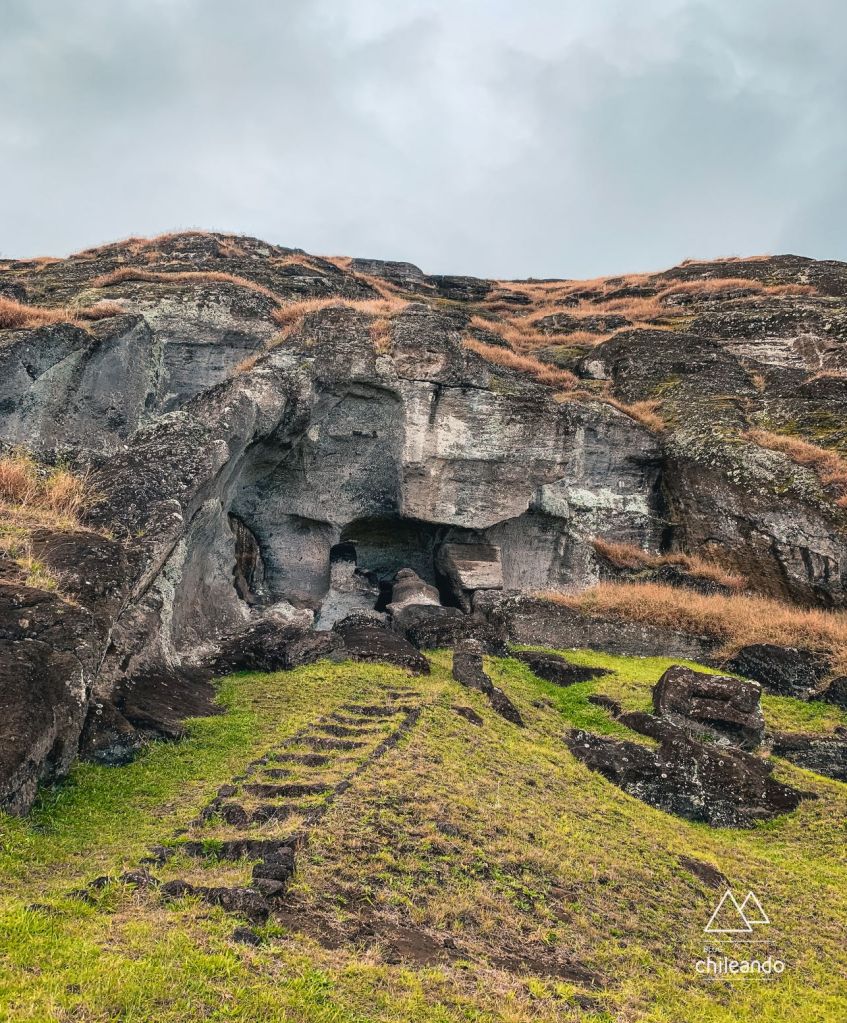 Moai esculpido em rocha vulcânica, ainda preso pelas costas (deitado)