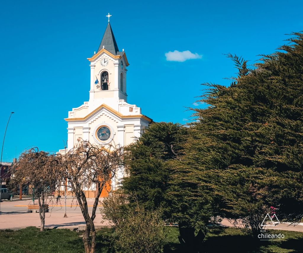 Igreja e praça matriz de Puerto Natales, na Patagônia Chilena