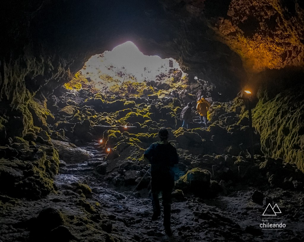 Acesso à caverna de lava vulcânica