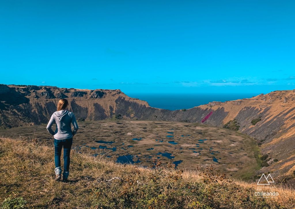 Cratera do vulcão Rano Kau na Ilha de Páscoa, com mais de 1 km de diâmetro