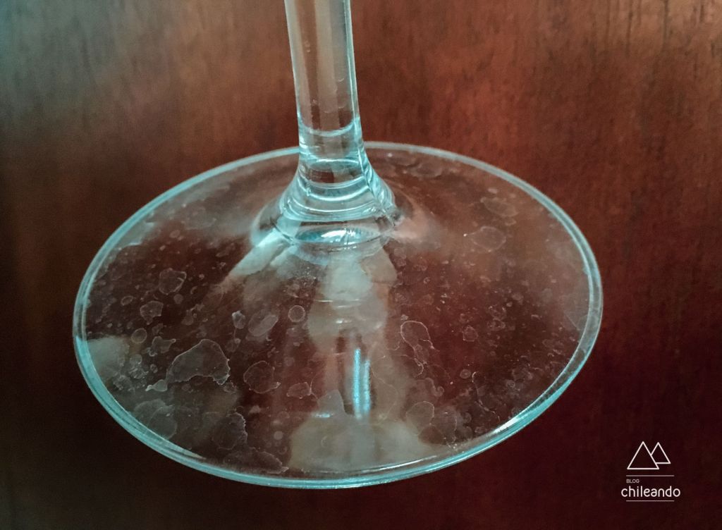 A água de Santiago mancha os utensílios de vidro