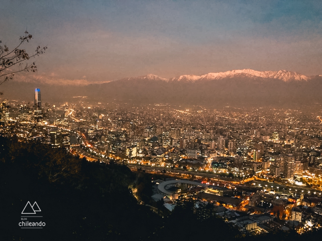 Santiago ao anoitecer vista do cerro San Cristóbal