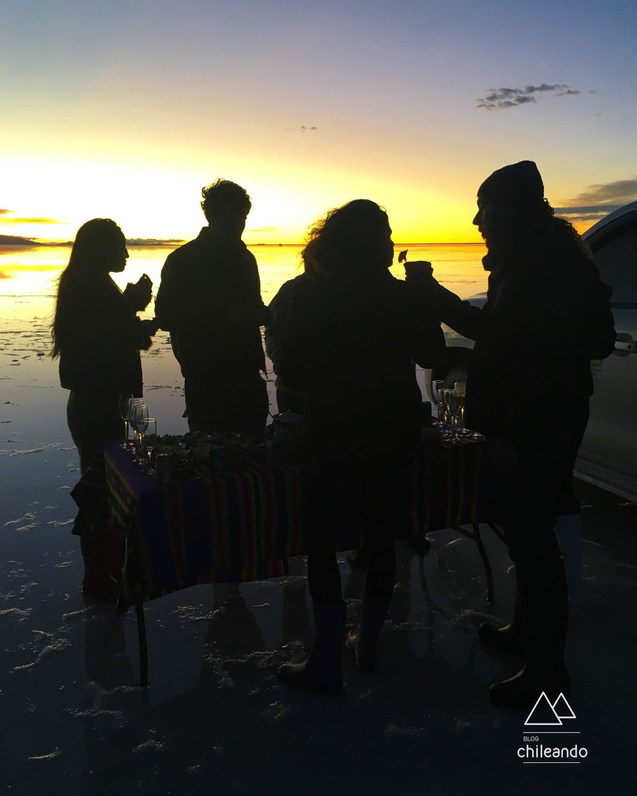 Coquetel ao pôr do sol no meio do salar de Uyuni
