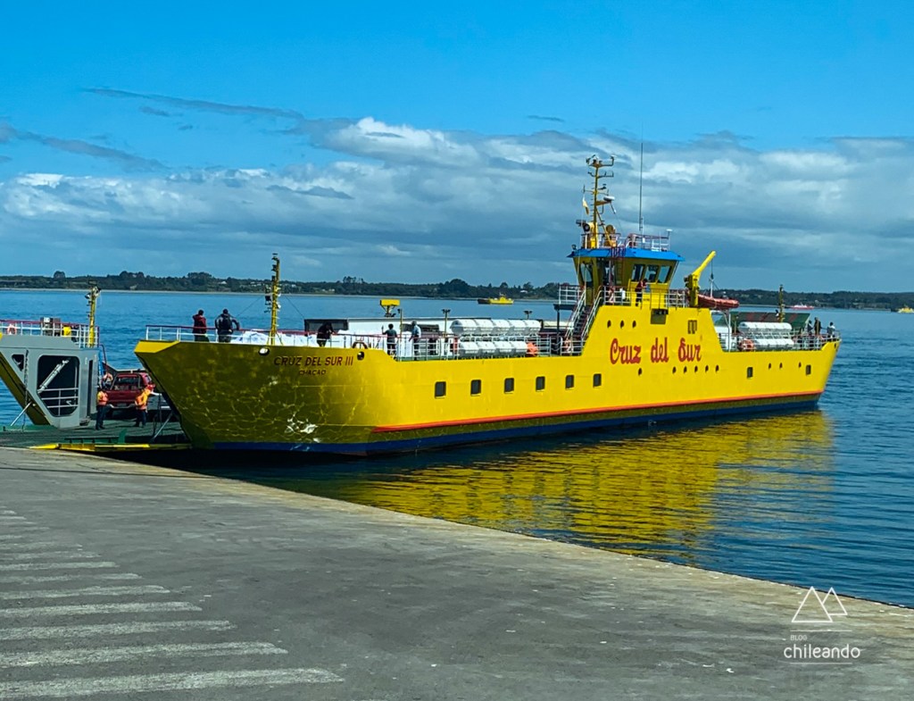 A enorme balsa que faz a travessia do continente até Chiloé