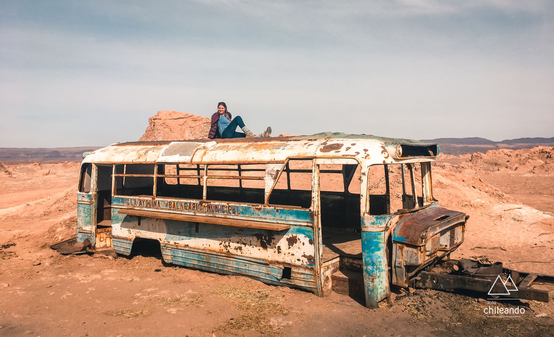 Sessão de fotos em ônibus abandonado no deserto Foto: Ju Buosi
