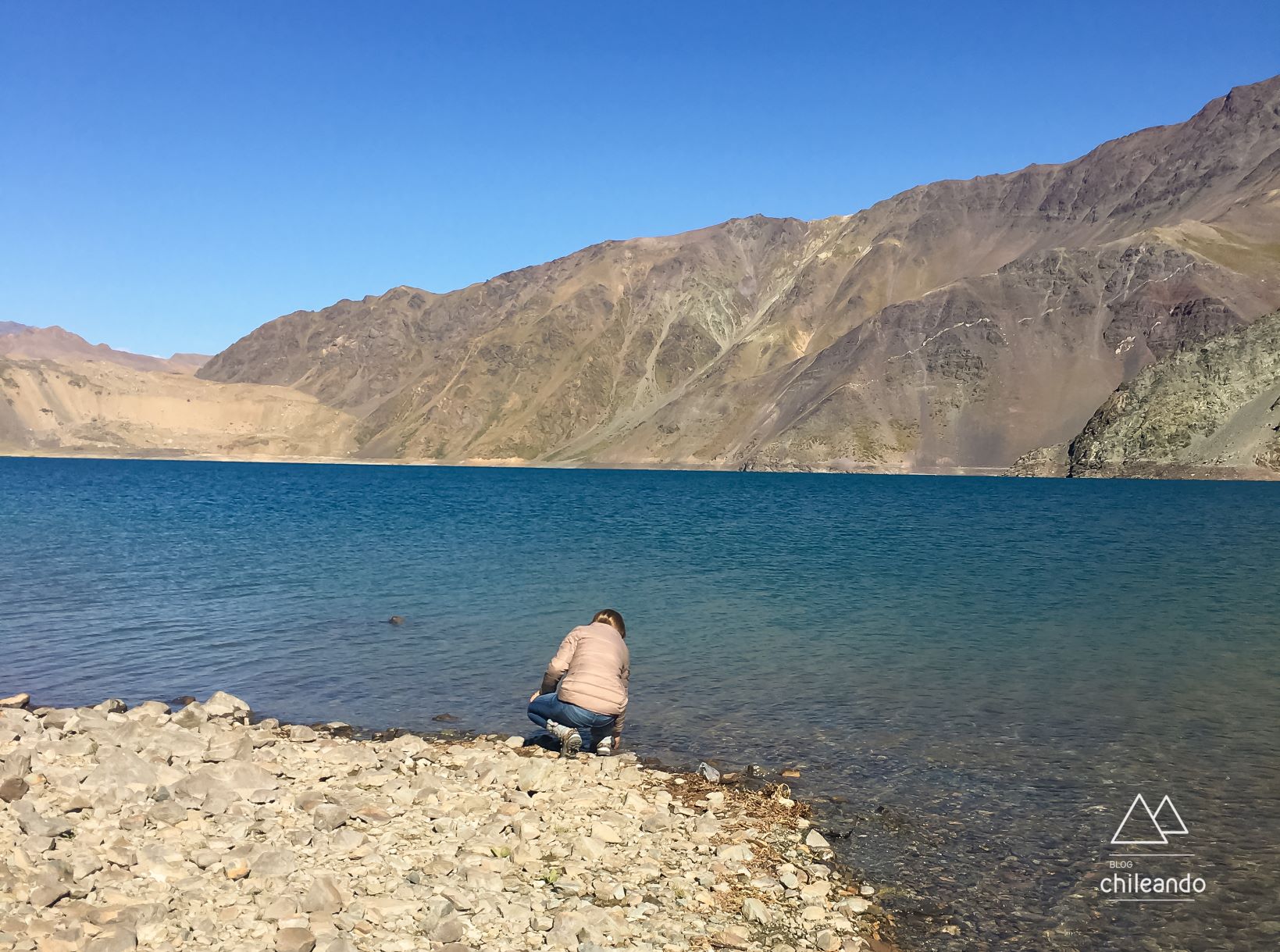 Testando a temperatura da água. É fria!