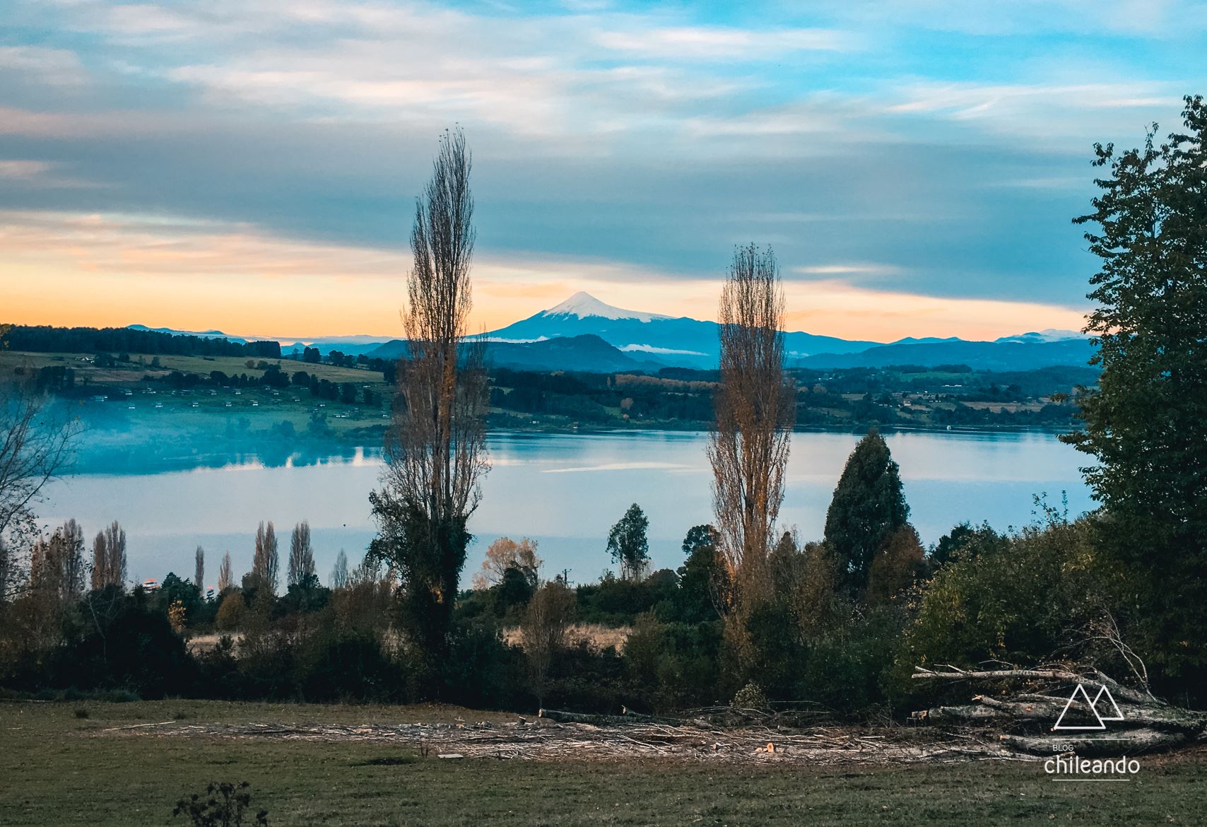 Vista para o lago Panguipulli e o vulcão Villarrica