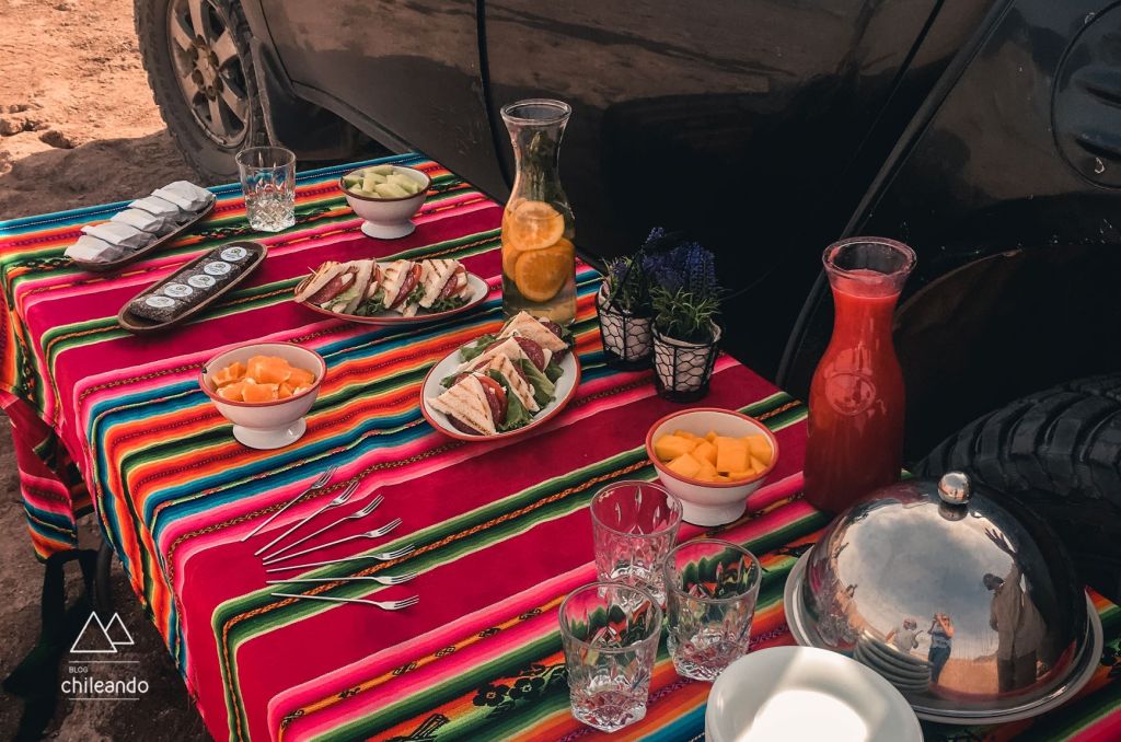 Mesa do café na cordilheira de sal, no Atacama