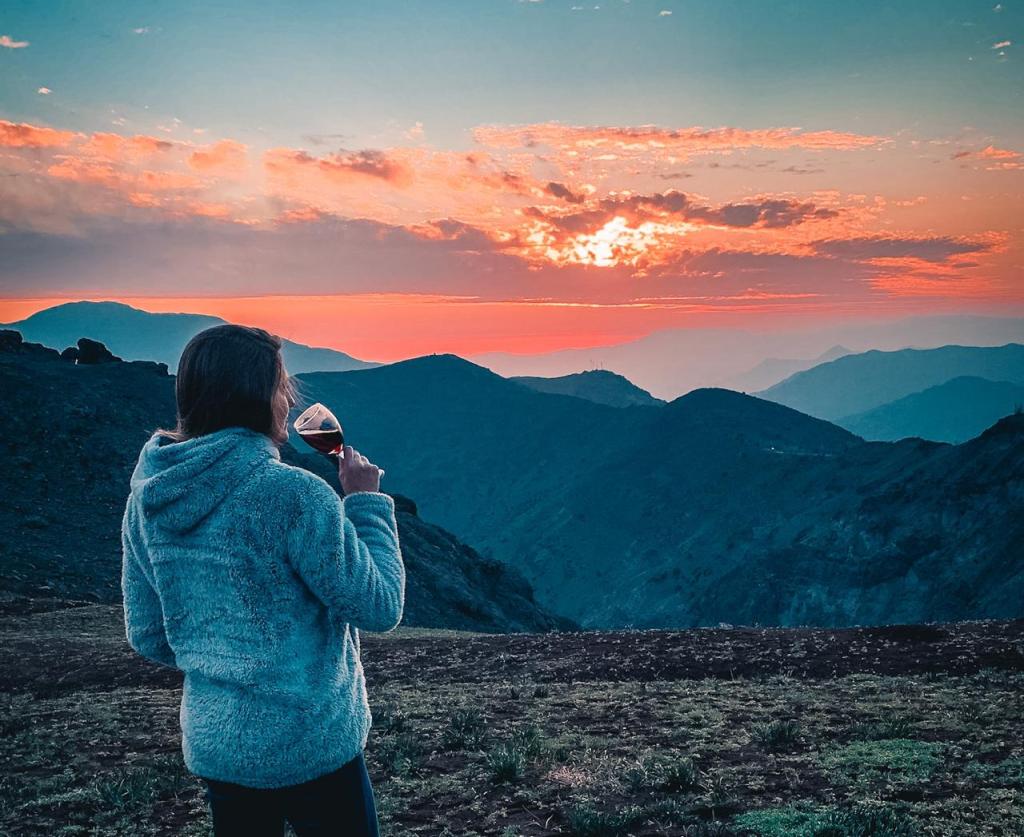 Pôr do sol na Cordilheira dos Andes durante o verão em Santiago